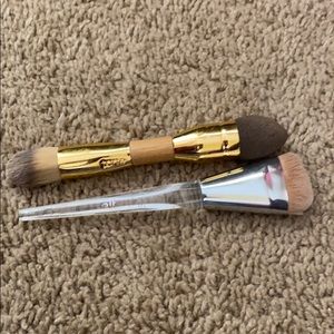 Makeup brushes